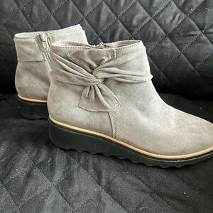 Clarks Ultimate Comfort Grey Suede Boot Size 7 Like New